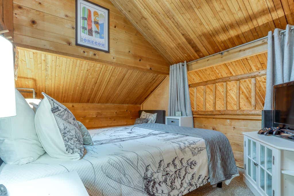 Cozy home with shared pool, sauna, golf, private hot tub & deck - dog-friendly