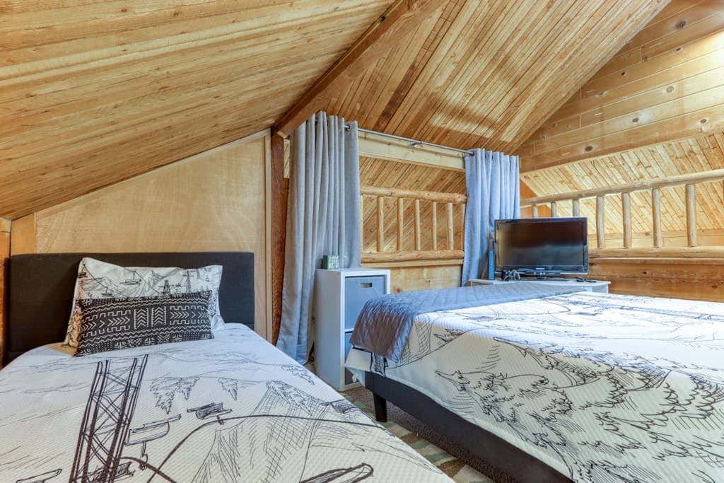 Cozy home with shared pool, sauna, golf, private hot tub & deck - dog-friendly