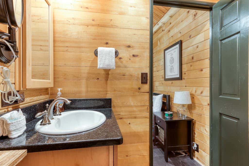 Cozy home with shared pool, sauna, golf, private hot tub & deck - dog-friendly
