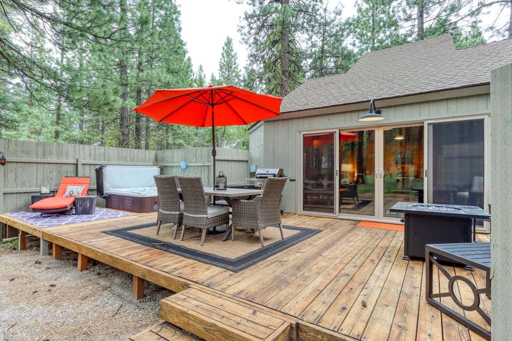 Cozy home with shared pool, sauna, golf, private hot tub & deck - dog-friendly