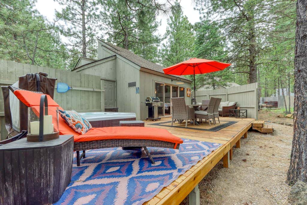 Cozy home with shared pool, sauna, golf, private hot tub & deck - dog-friendly