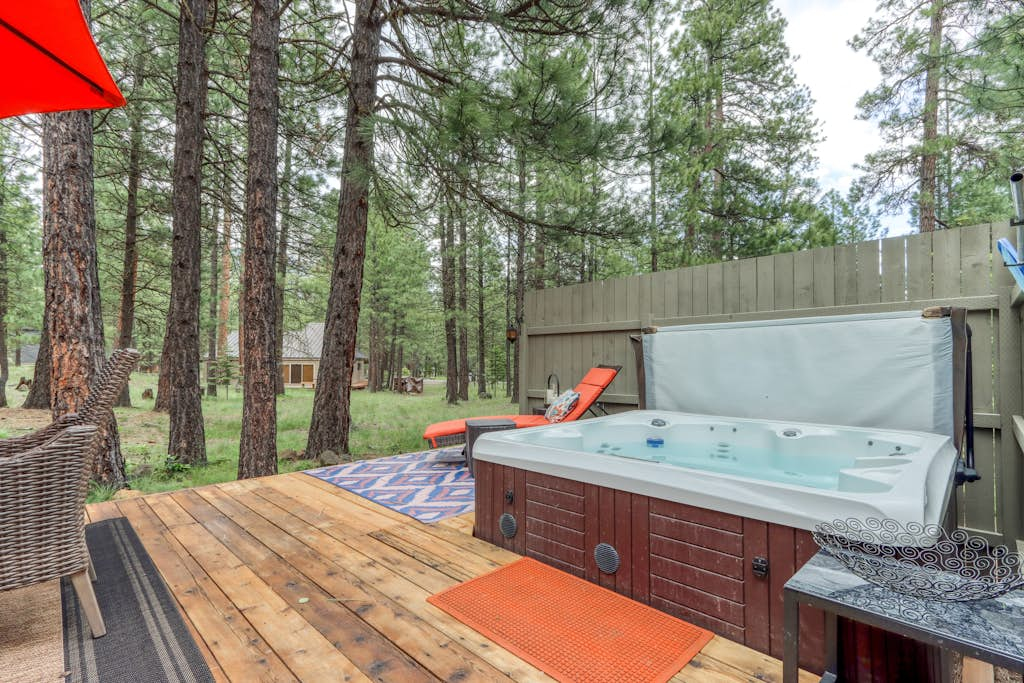 Cozy home with shared pool, sauna, golf, private hot tub & deck - dog-friendly