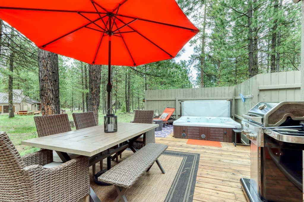 Cozy home with shared pool, sauna, golf, private hot tub & deck - dog-friendly