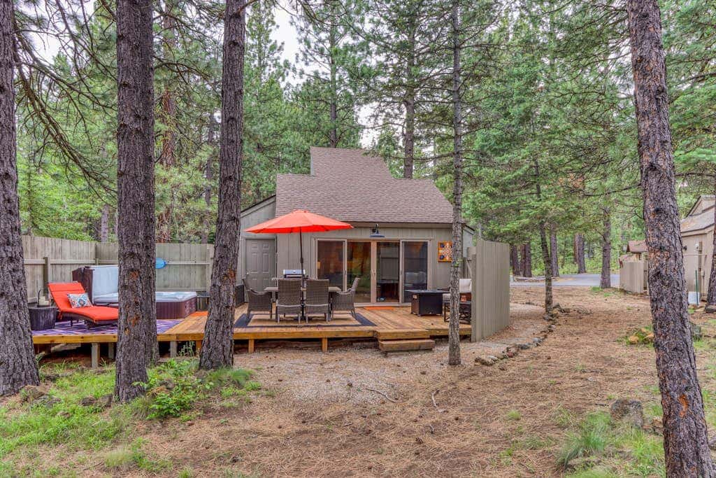 Cozy home with shared pool, sauna, golf, private hot tub & deck - dog-friendly