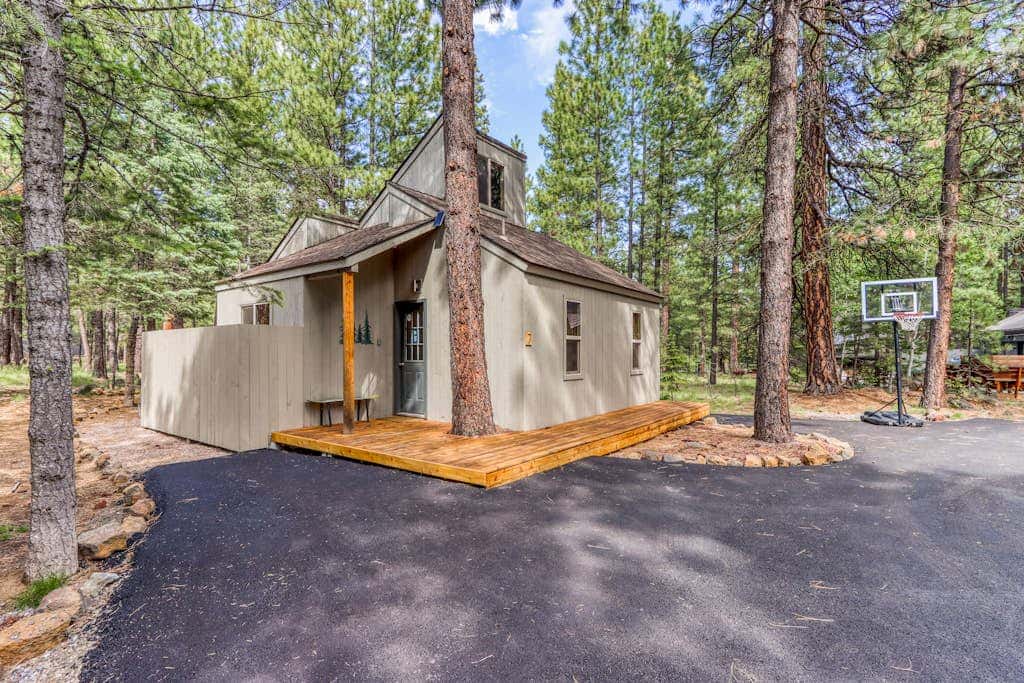 Cozy home with shared pool, sauna, golf, private hot tub & deck - dog-friendly