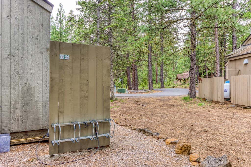 Cozy home with shared pool, sauna, golf, private hot tub & deck - dog-friendly