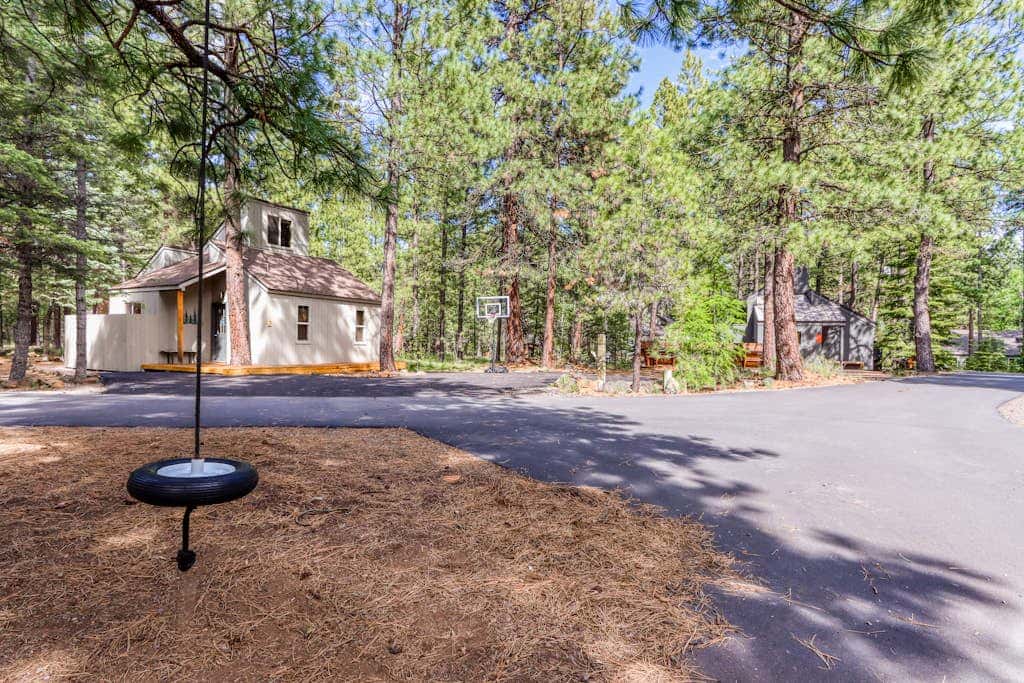Cozy home with shared pool, sauna, golf, private hot tub & deck - dog-friendly