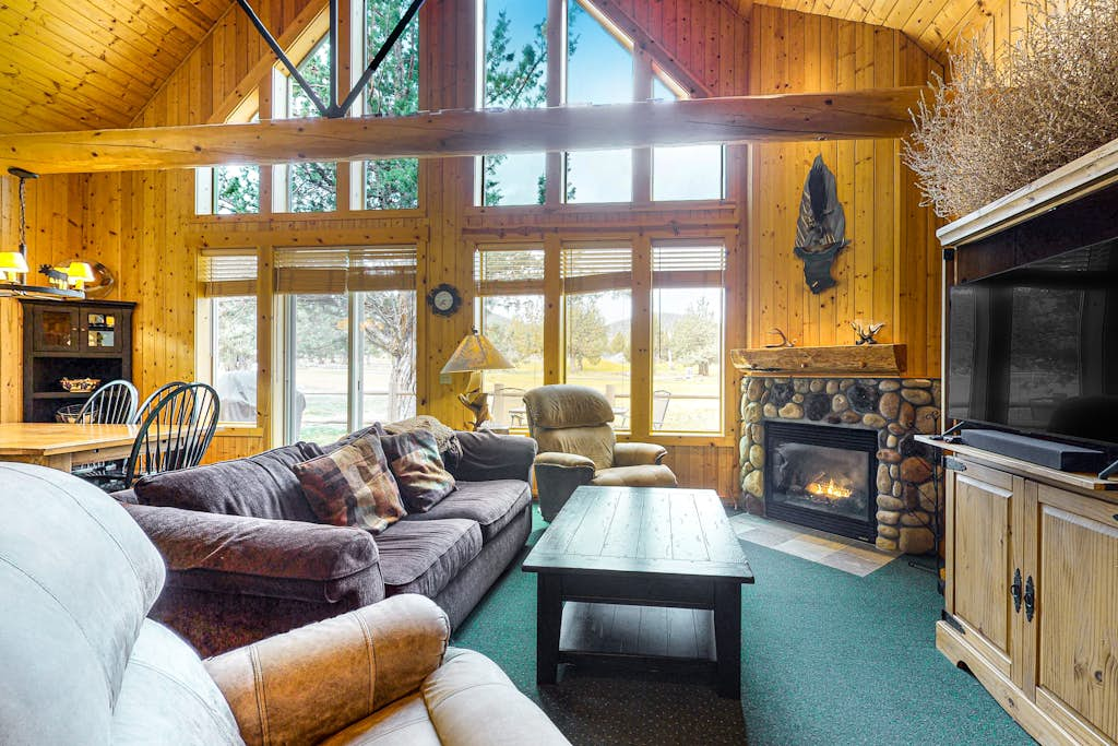Gorgeous chalet withprivate deck, fireplace, 3 pools, and gym