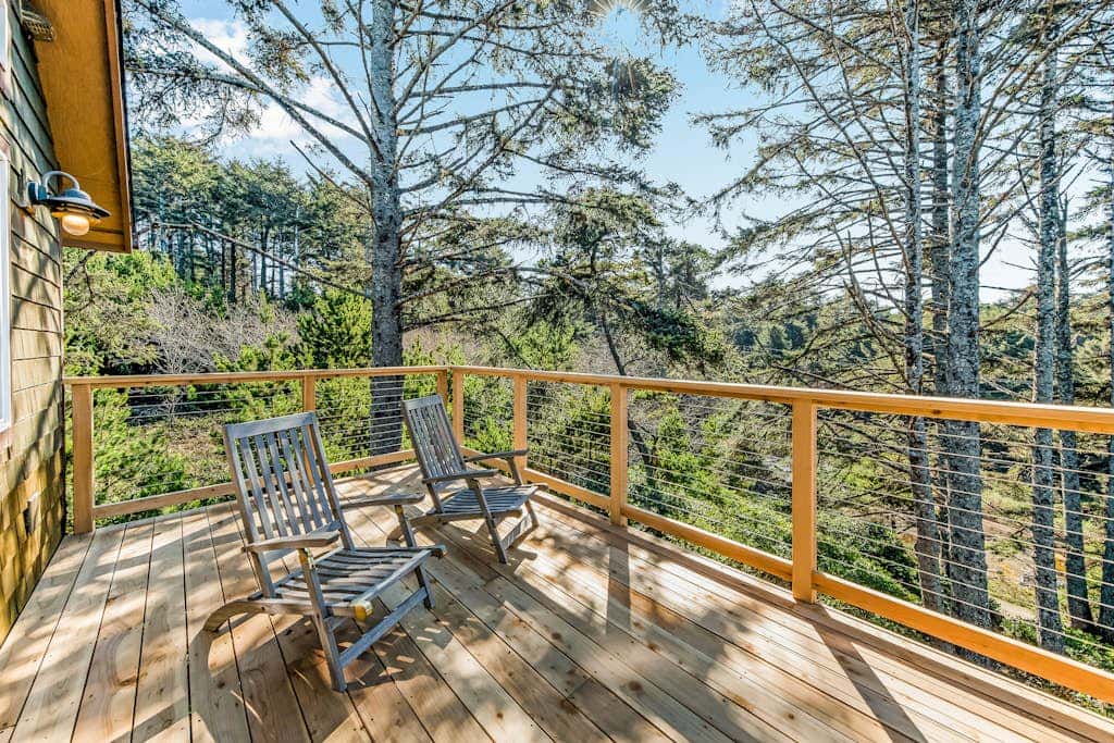 Beautiful Home with Ocean and Yaquina Lighthouse Views - Walk to the Beach
