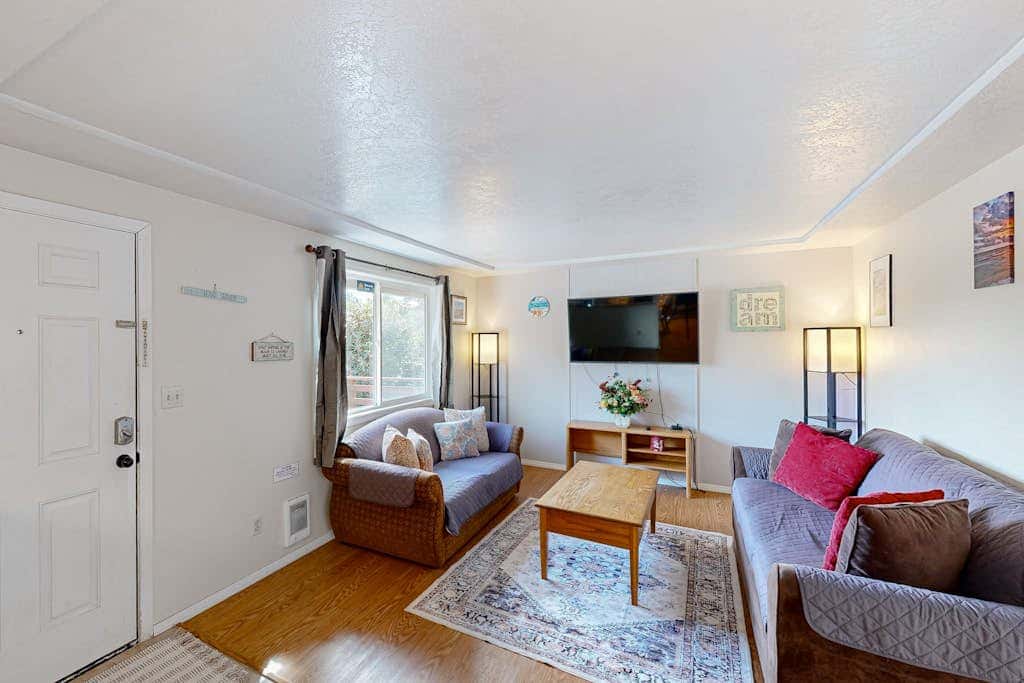 Dog-friendly duplex in the Heart of Nye beach near the beach & downtown
