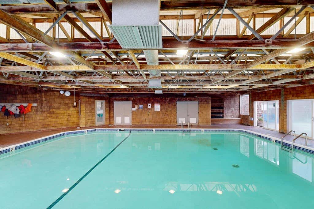 Oceanfront studio - harbor views, shared sauna & dog-friendly