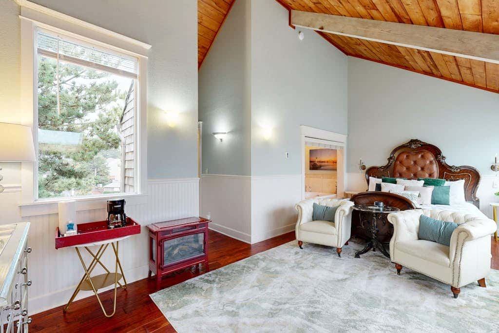 Oceanfront studio - harbor views, shared sauna & dog-friendly