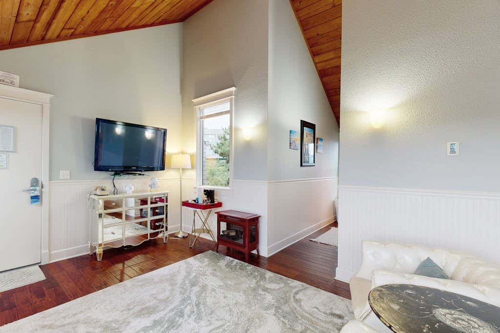 Oceanfront studio - harbor views, shared sauna & dog-friendly