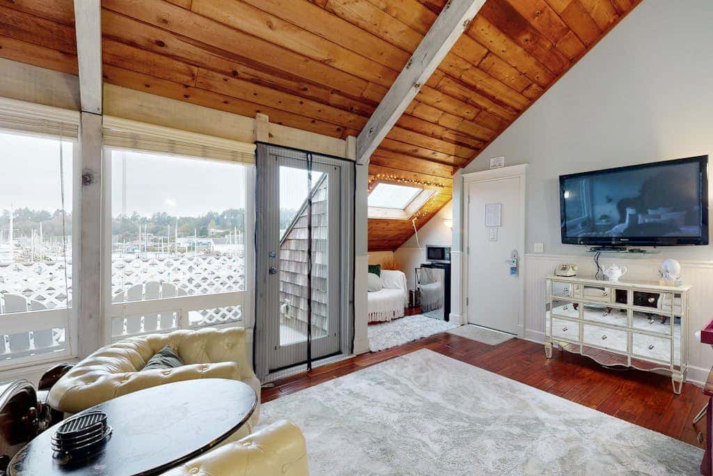 Oceanfront studio - harbor views, shared sauna & dog-friendly