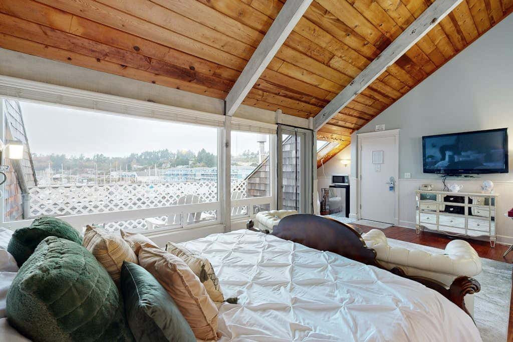 Oceanfront studio - harbor views, shared sauna & dog-friendly