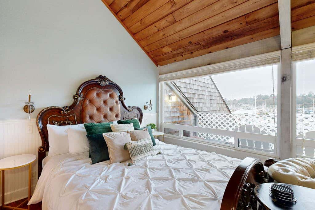 Oceanfront studio - harbor views, shared sauna & dog-friendly