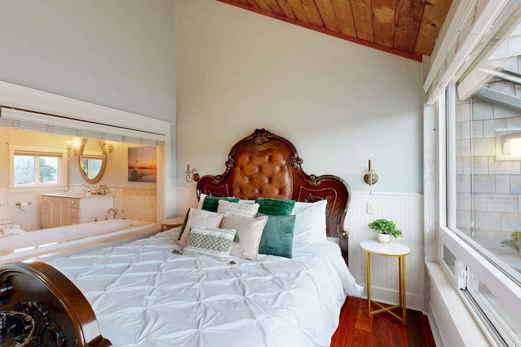 Oceanfront studio - harbor views, shared sauna & dog-friendly