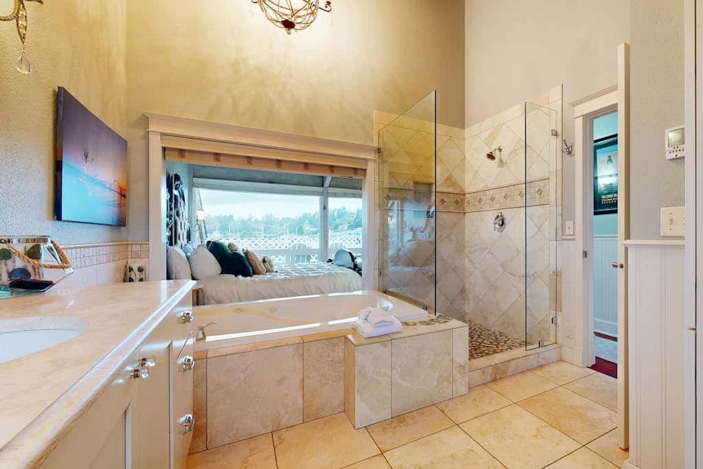 Oceanfront studio - harbor views, shared sauna & dog-friendly