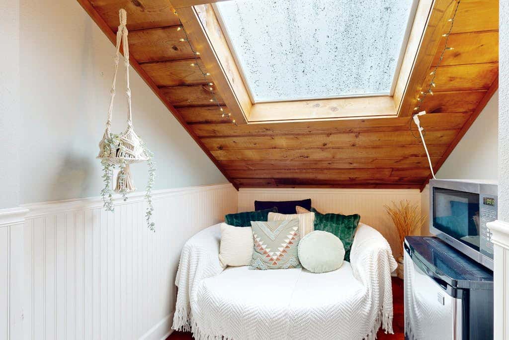Oceanfront studio - harbor views, shared sauna & dog-friendly