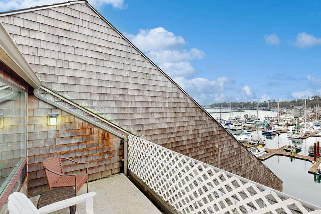 Oceanfront studio - harbor views, shared sauna & dog-friendly