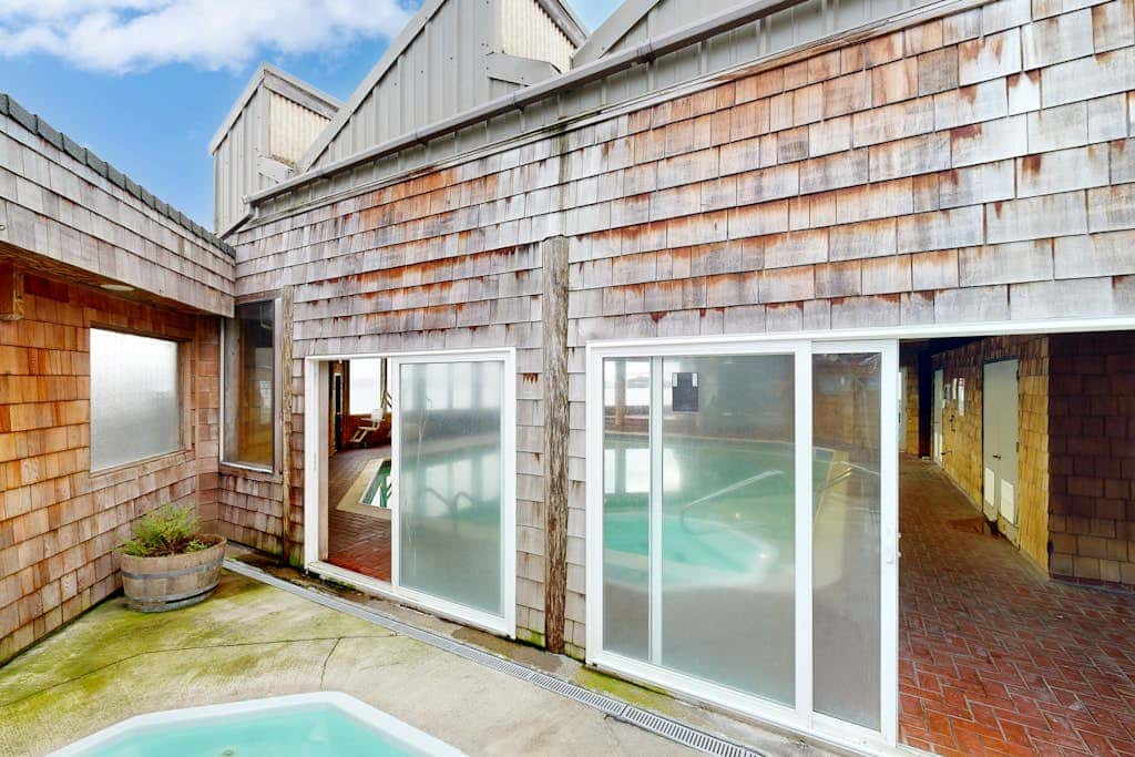 Oceanfront studio - harbor views, shared sauna & dog-friendly