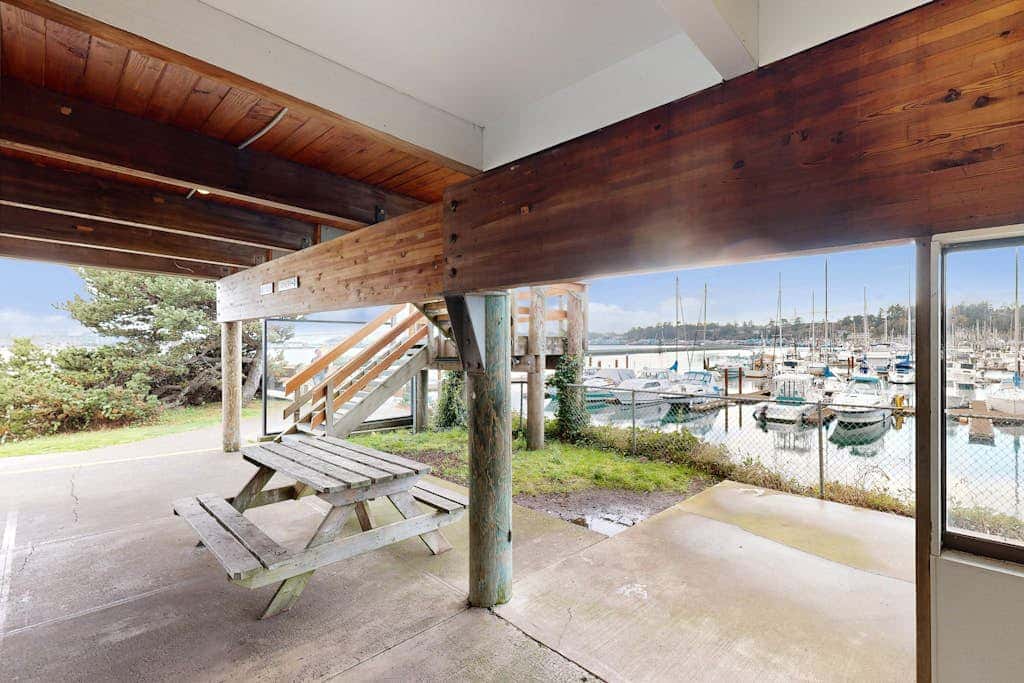 Oceanfront studio - harbor views, shared sauna & dog-friendly