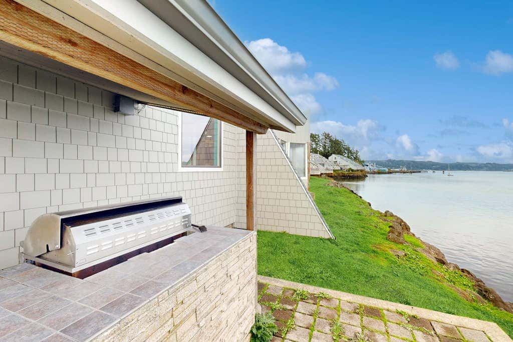 Oceanfront studio - harbor views, shared sauna & dog-friendly