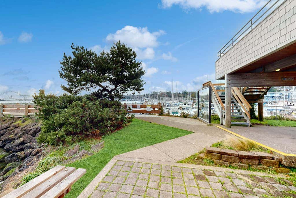 Oceanfront studio - harbor views, shared sauna & dog-friendly
