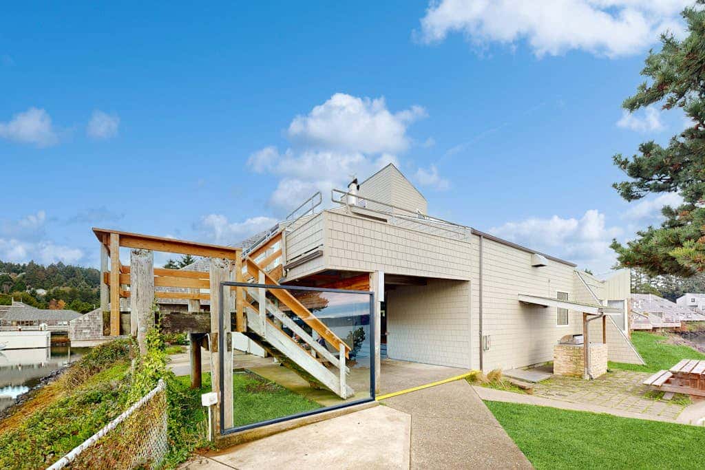 Oceanfront studio - harbor views, shared sauna & dog-friendly