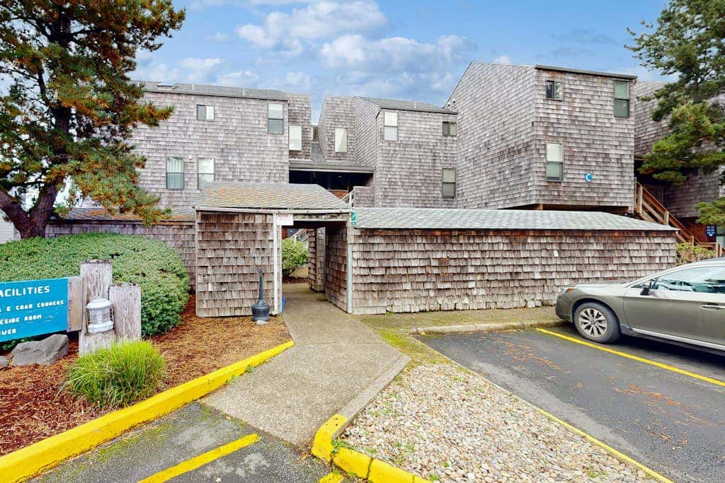 Oceanfront studio - harbor views, shared sauna & dog-friendly