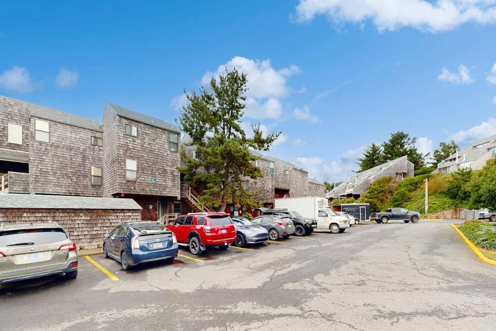 Oceanfront studio - harbor views, shared sauna & dog-friendly