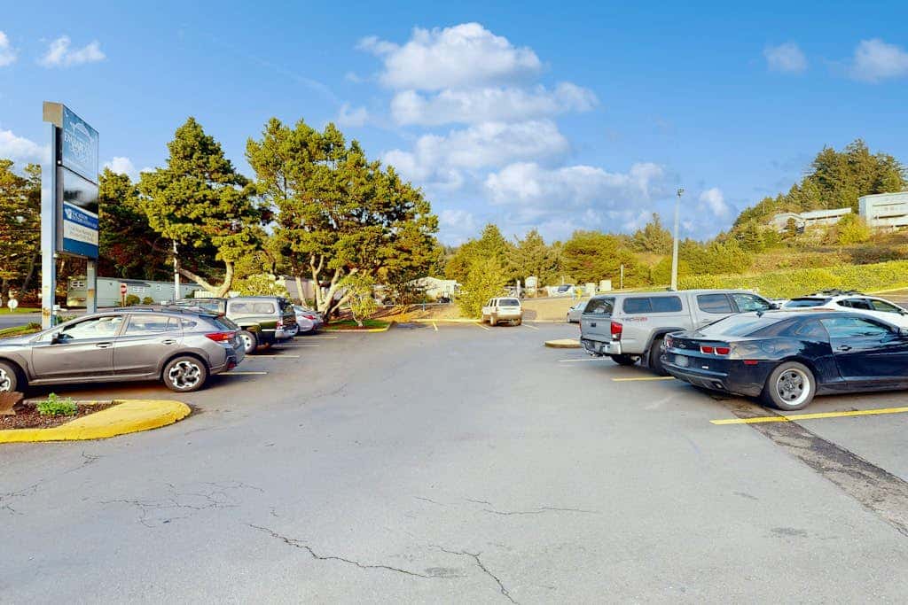 Oceanfront studio - harbor views, shared sauna & dog-friendly