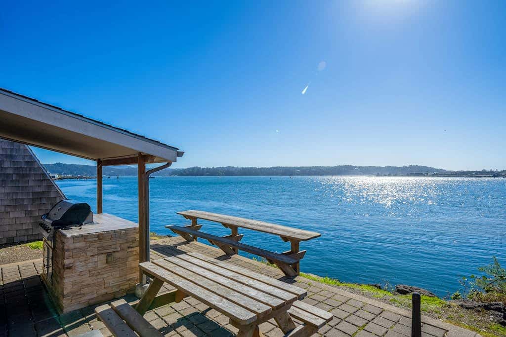 Oceanfront studio - harbor views, shared sauna & dog-friendly