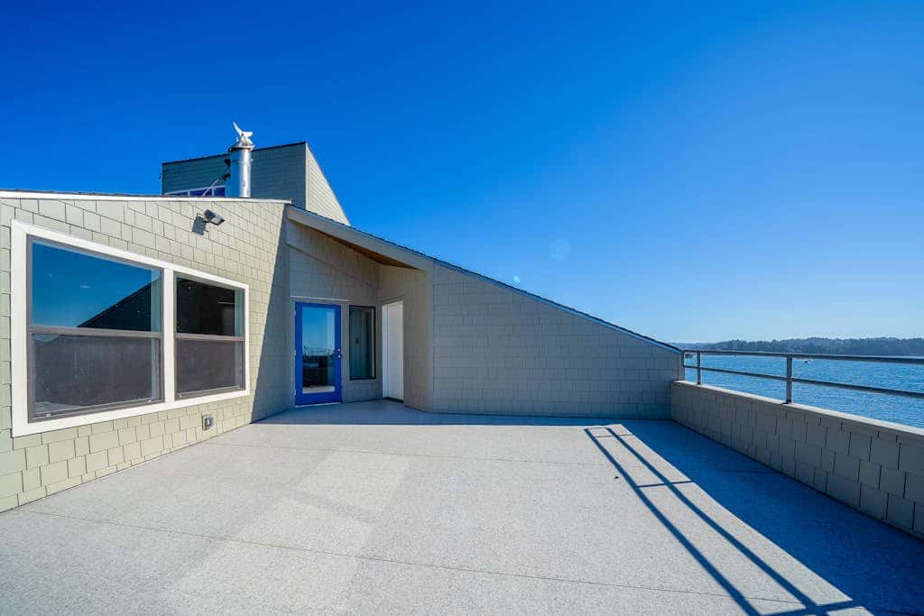Oceanfront studio - harbor views, shared sauna & dog-friendly