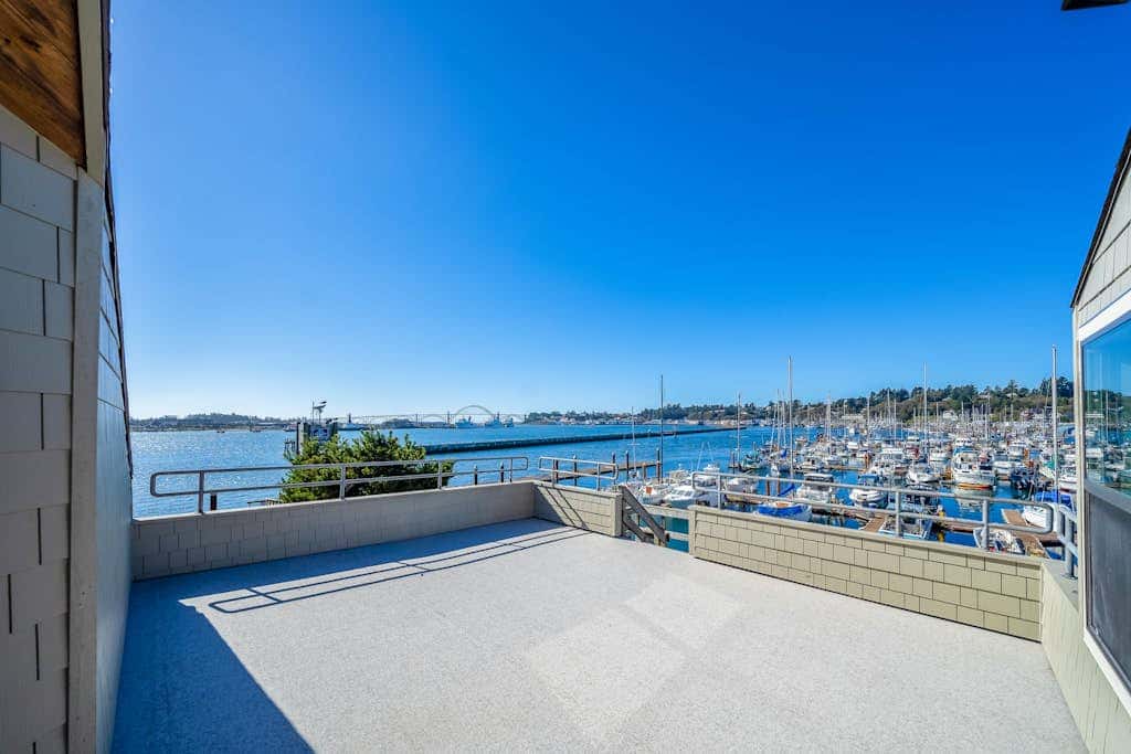 Oceanfront studio - harbor views, shared sauna & dog-friendly