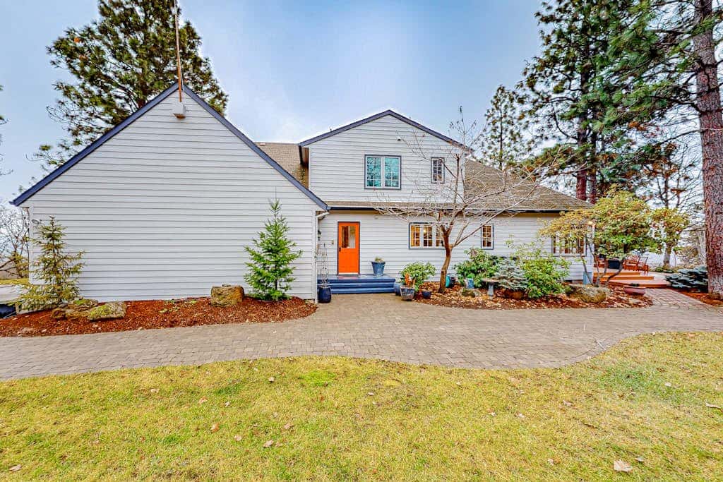Dog-friendly hilltop estate with fireplace & incredible Columbia River view