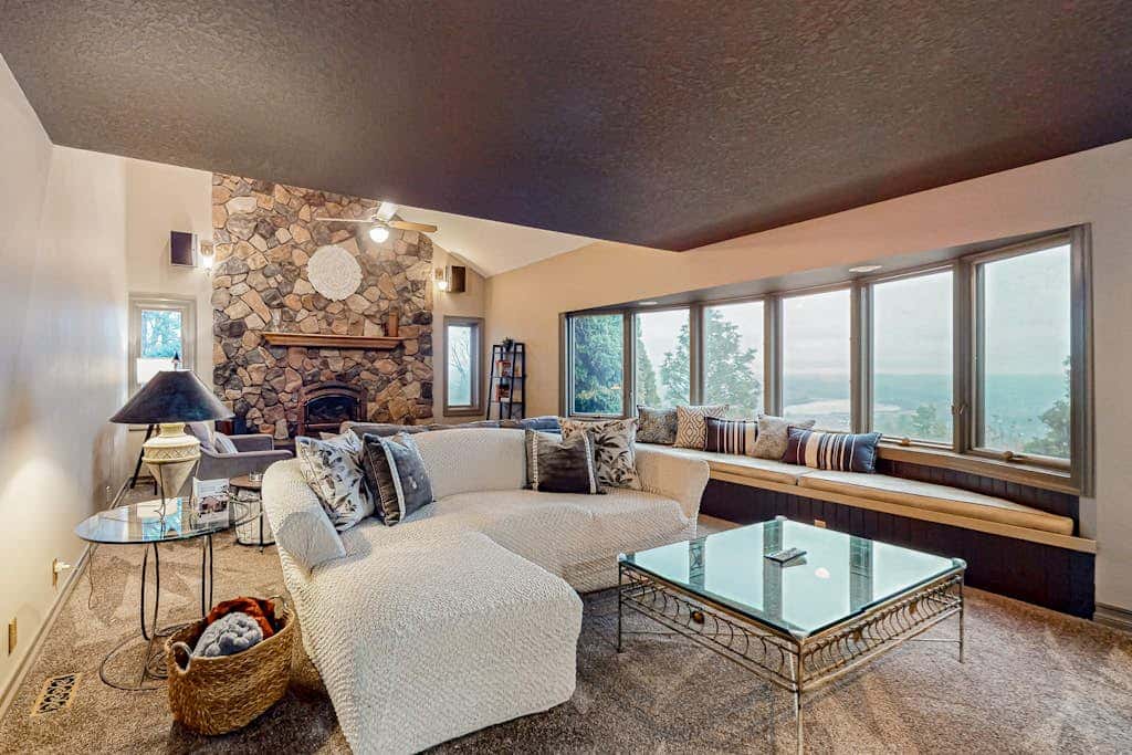 Dog-friendly hilltop estate with fireplace & incredible Columbia River view