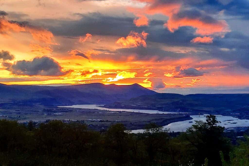 Dog-friendly hilltop estate with fireplace & incredible Columbia River view
