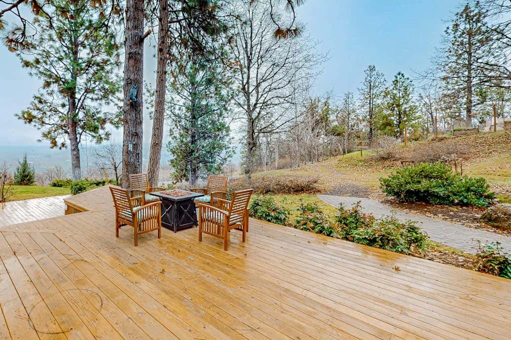 Dog-friendly hilltop estate with fireplace & incredible Columbia River view