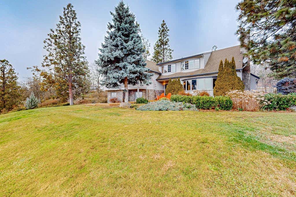 Dog-friendly hilltop estate with fireplace & incredible Columbia River view