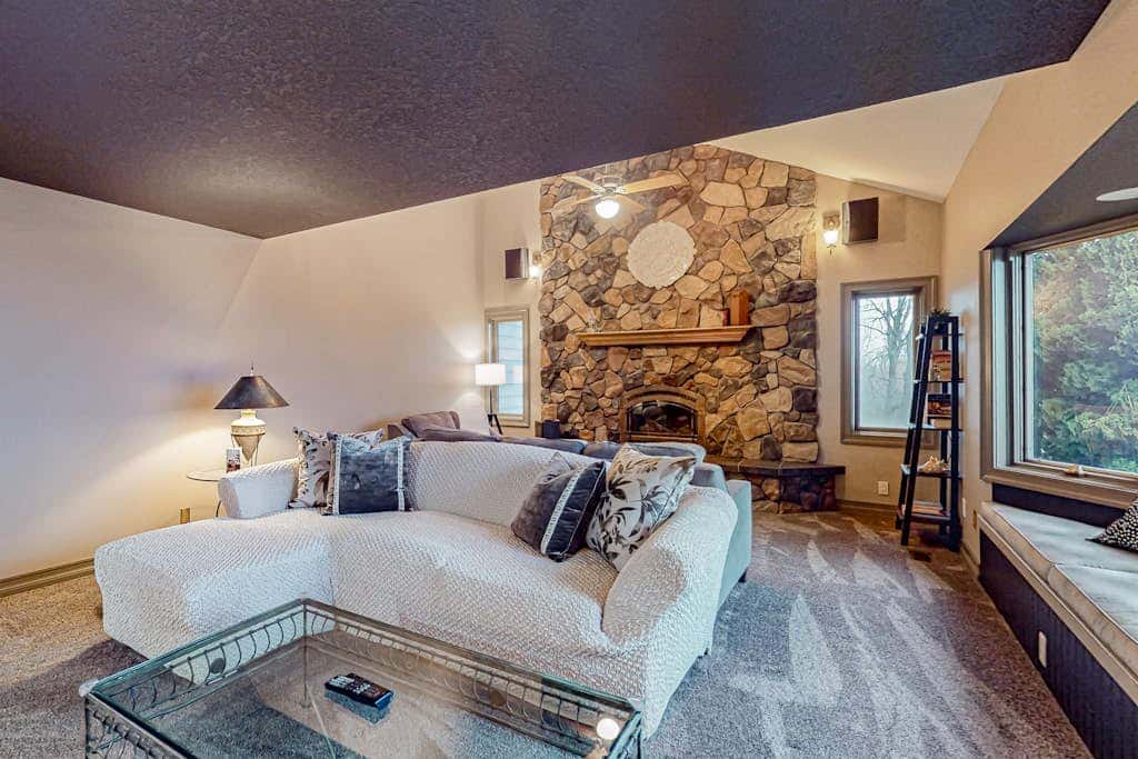 Dog-friendly hilltop estate with fireplace & incredible Columbia River view