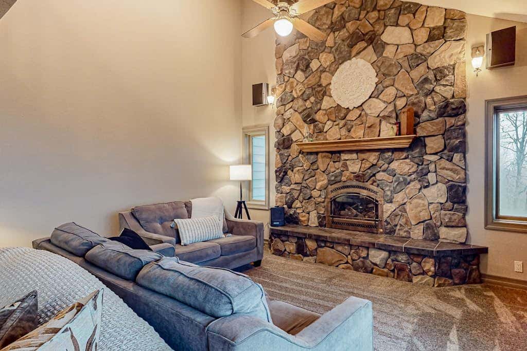 Dog-friendly hilltop estate with fireplace & incredible Columbia River view