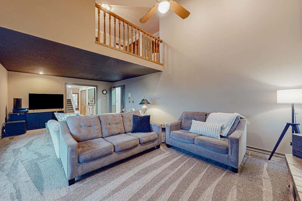Dog-friendly hilltop estate with fireplace & incredible Columbia River view