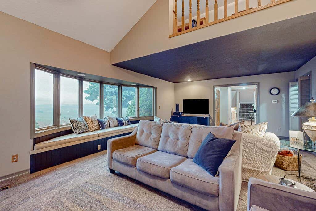 Dog-friendly hilltop estate with fireplace & incredible Columbia River view