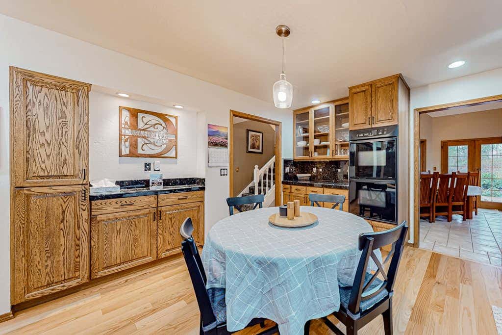 Dog-friendly hilltop estate with fireplace & incredible Columbia River view