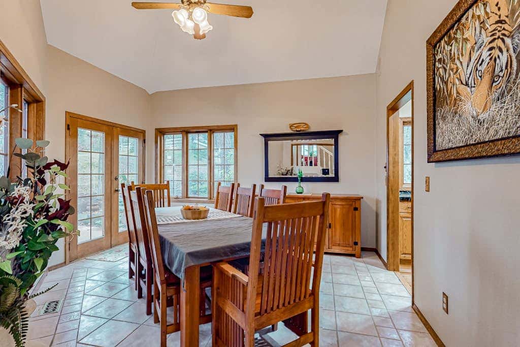 Dog-friendly hilltop estate with fireplace & incredible Columbia River view