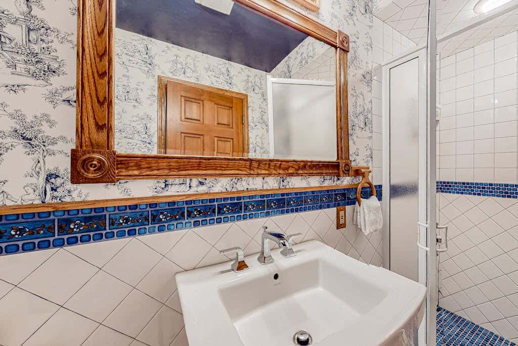 Dog-friendly hilltop estate with fireplace & incredible Columbia River view