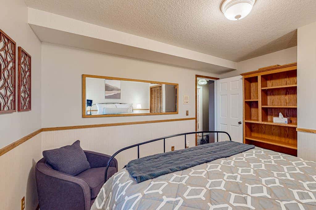 Dog-friendly hilltop estate with fireplace & incredible Columbia River view