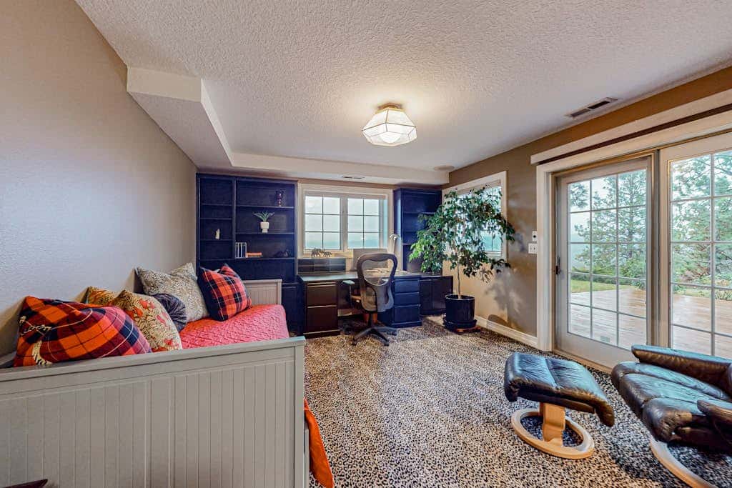 Dog-friendly hilltop estate with fireplace & incredible Columbia River view