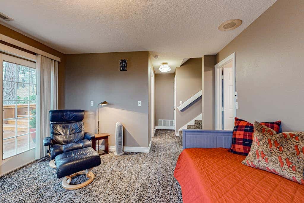 Dog-friendly hilltop estate with fireplace & incredible Columbia River view